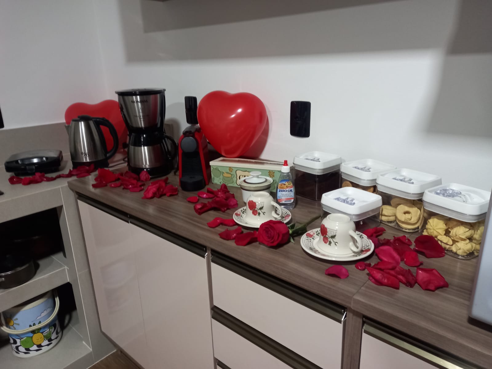 Café da manhã romântico com pétalas de rosa