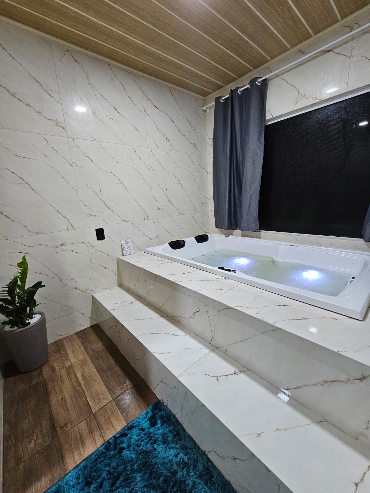 Banheira de hidromassagem em ambiente de mármore