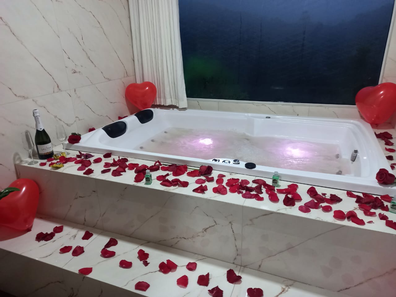Banheira de hidromassagem decorada com pétalas
