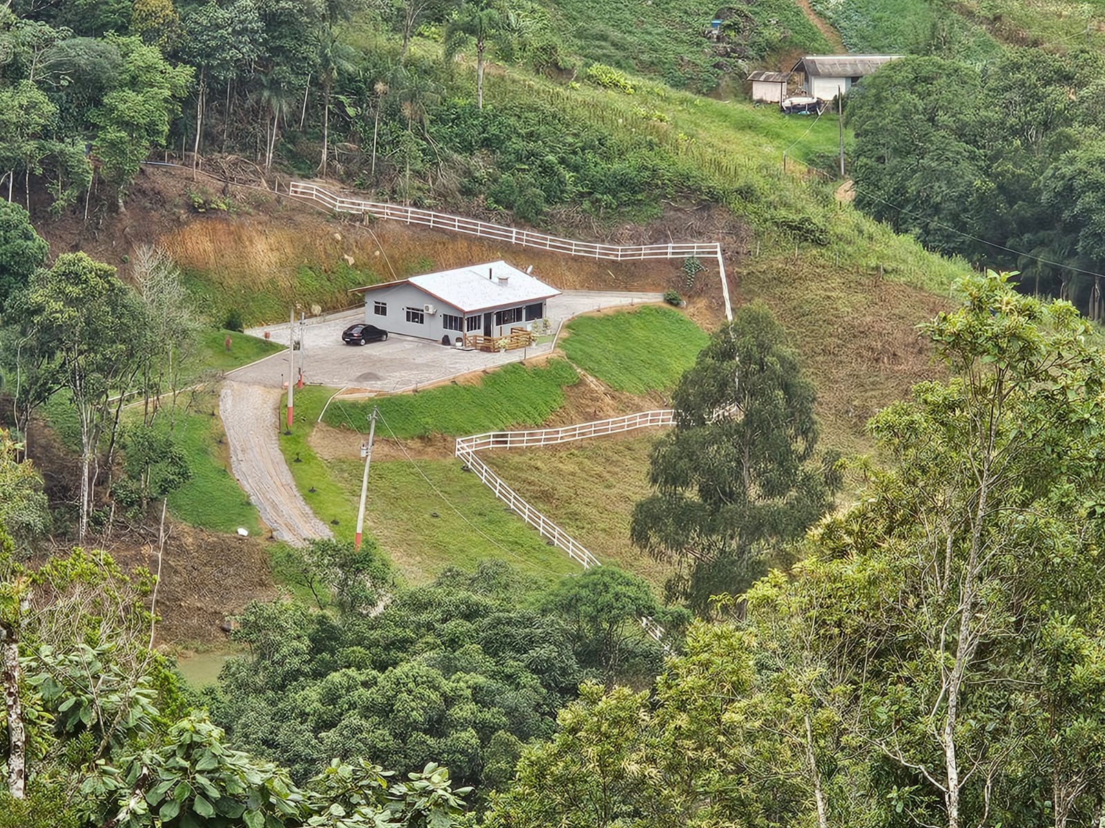 Vista aérea do refúgio em meio à serra