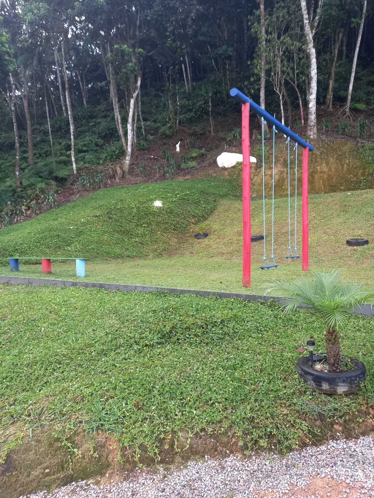 Área de lazer com balanços