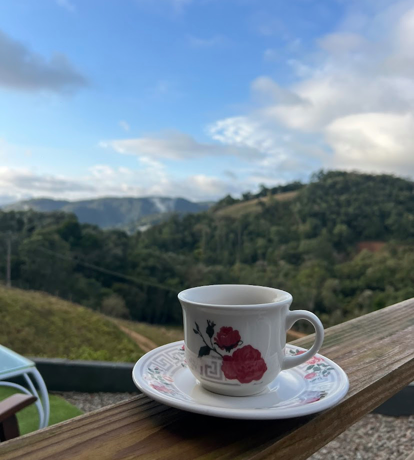 Café com vista das montanhas