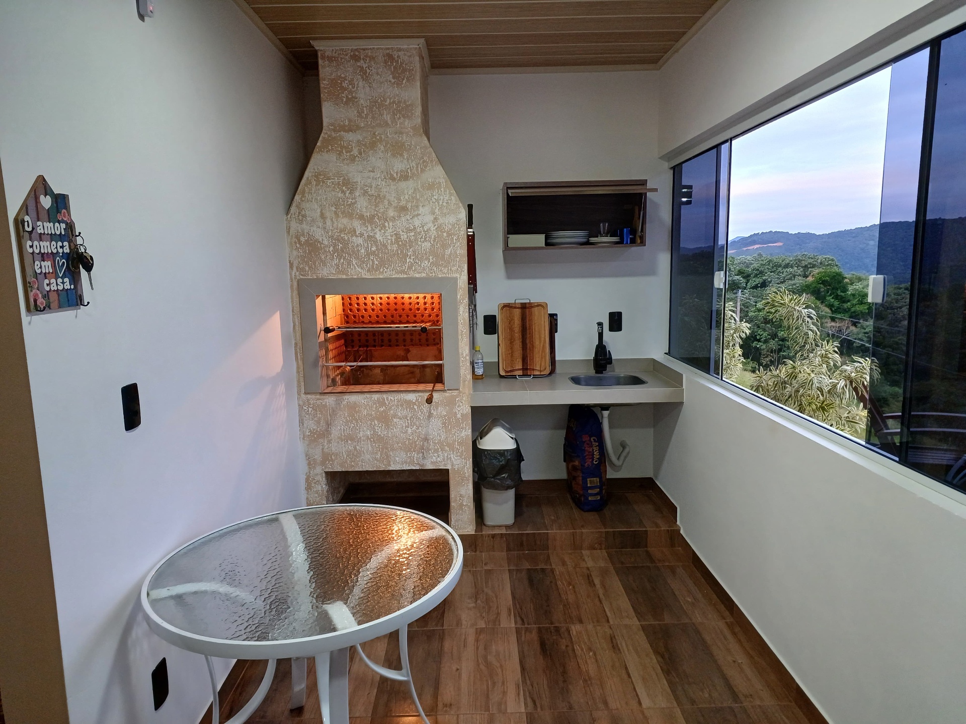 Espaço gourmet com churrasqueira e vista