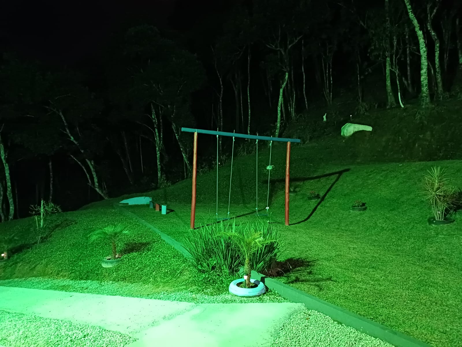 Balanços iluminados à noite no gramado