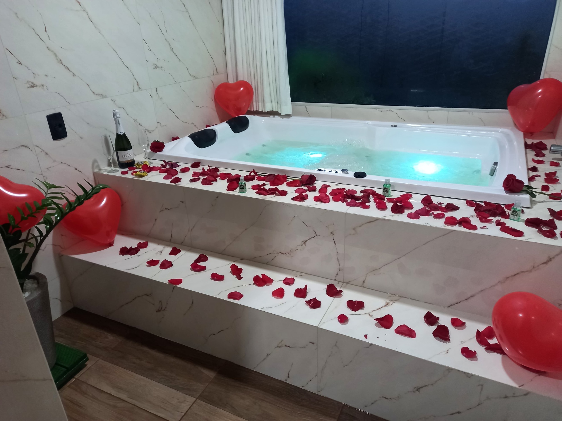 Banheira de hidromassagem decorada para momentos românticos