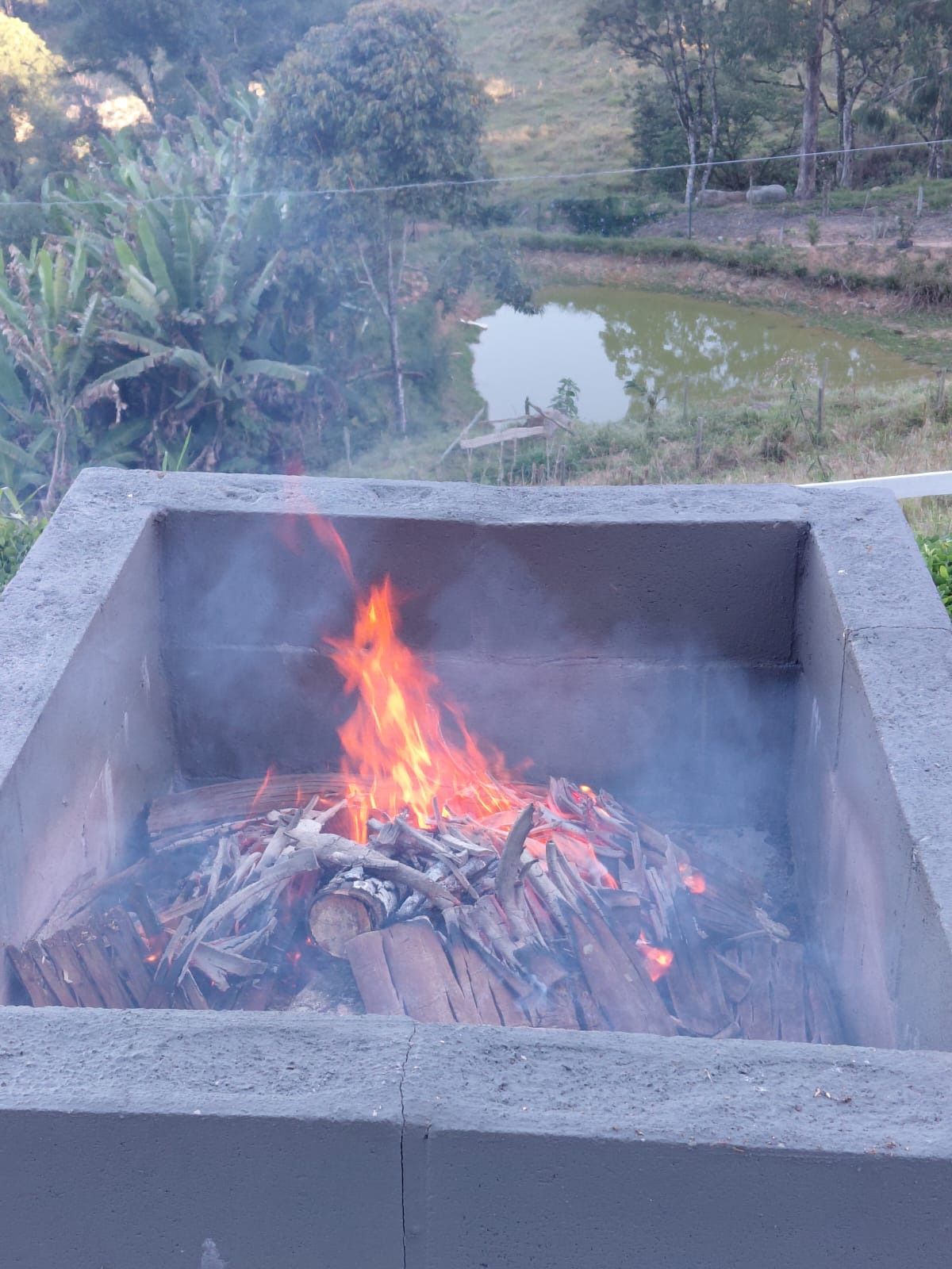Fogo de chão com vista para o lago